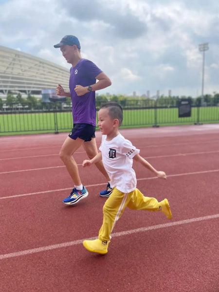 Xuanyi Geng is running with his father