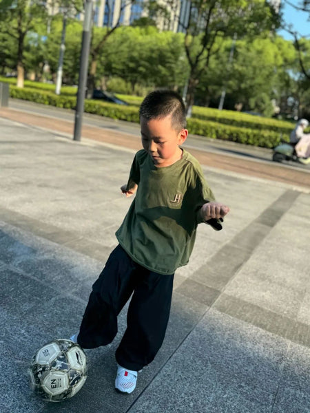 Xuanyi Geng is playing football