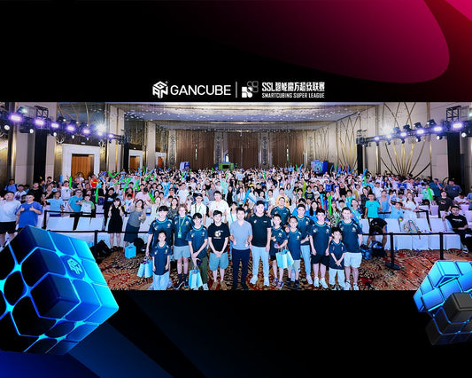 Large group at Smartcubing Super League event, with speedcube visuals and stage lighting.